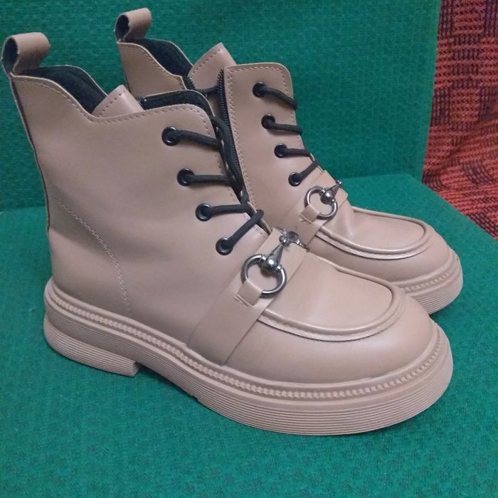 Світло-бежеві ботінки.