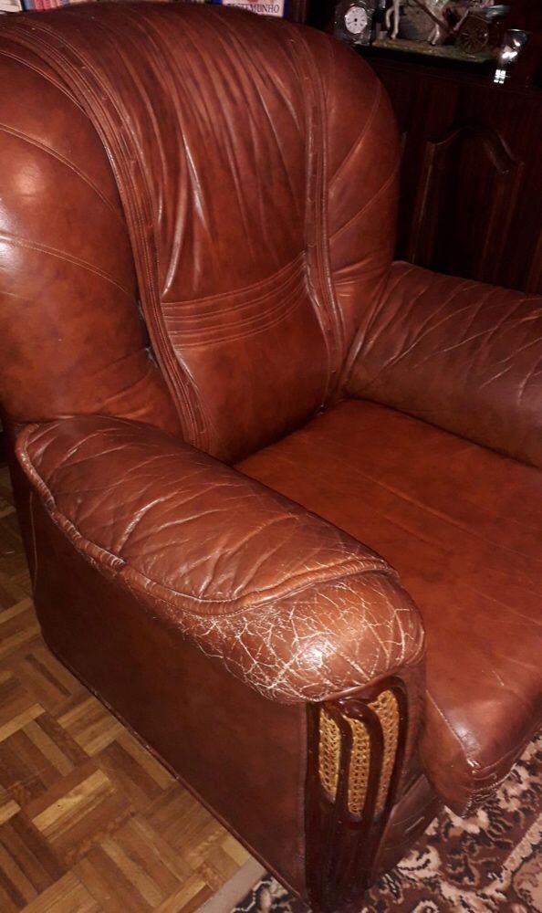 Conjunto de três sofás de pele (2 individuais e 1 triplo)