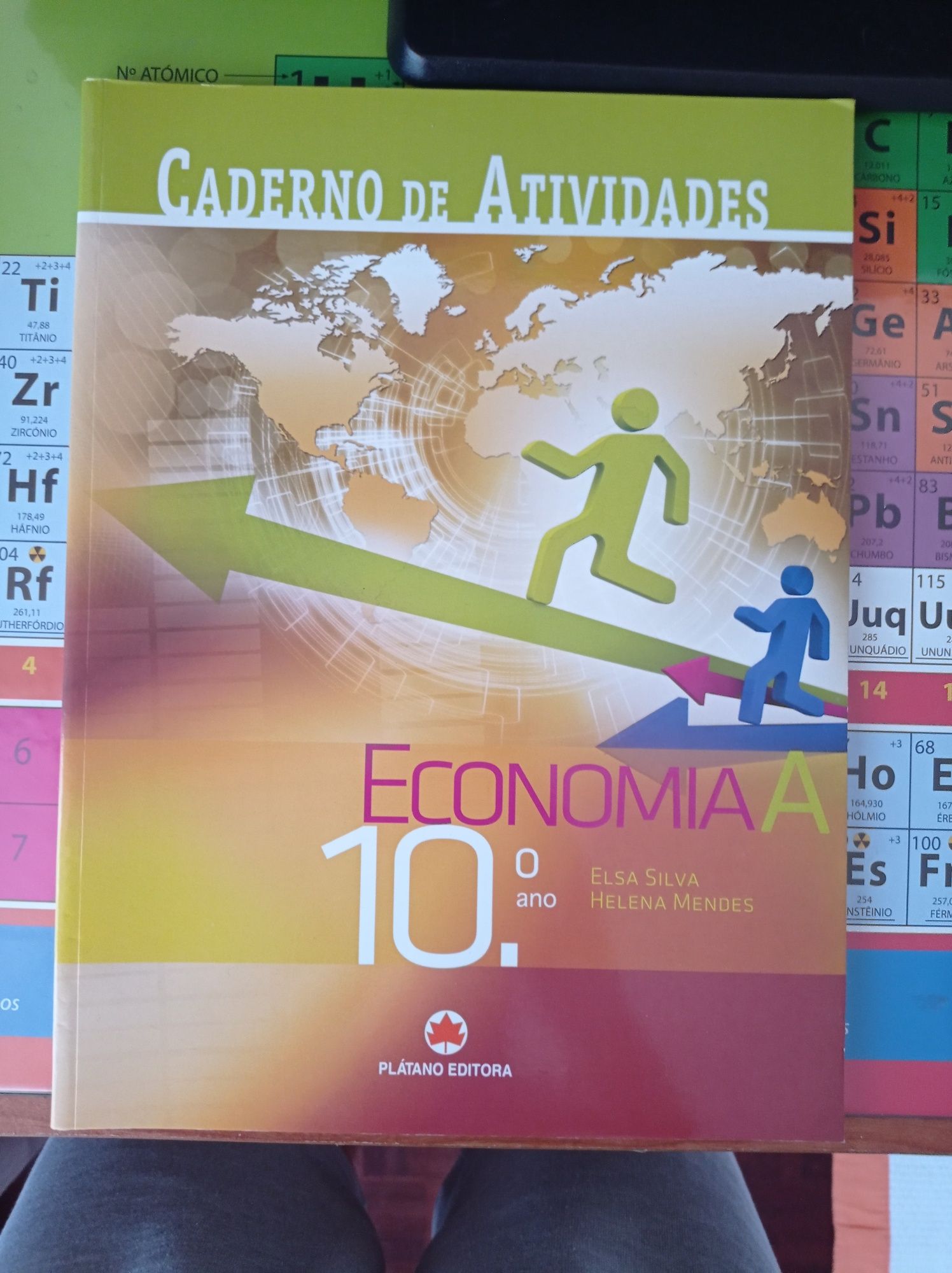 Caderno de atividades de Economia A de 10°ano da Plátano Editora