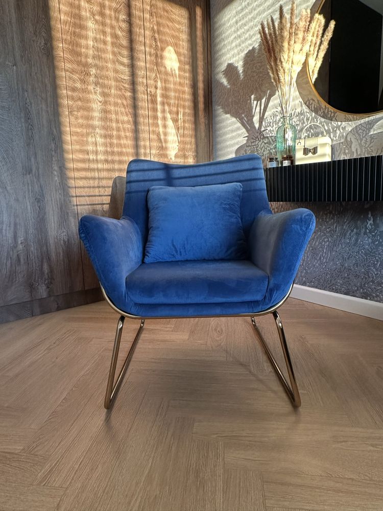 Fotel w kolorze niebieskim glamour
