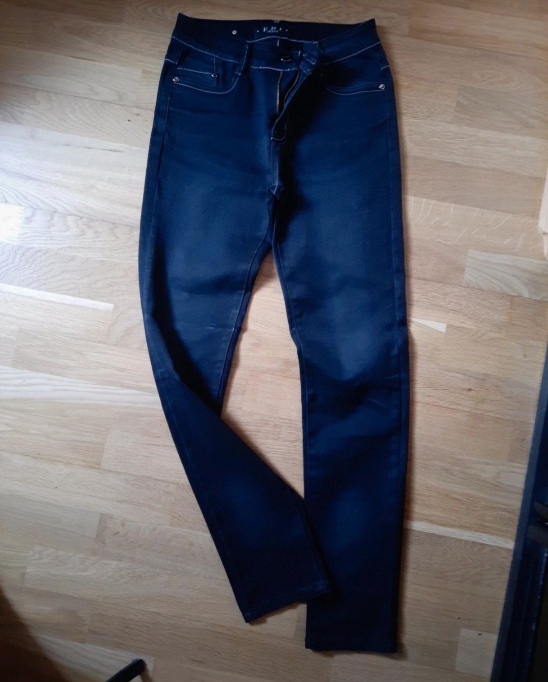 Ciemne jeansy rurki 40
