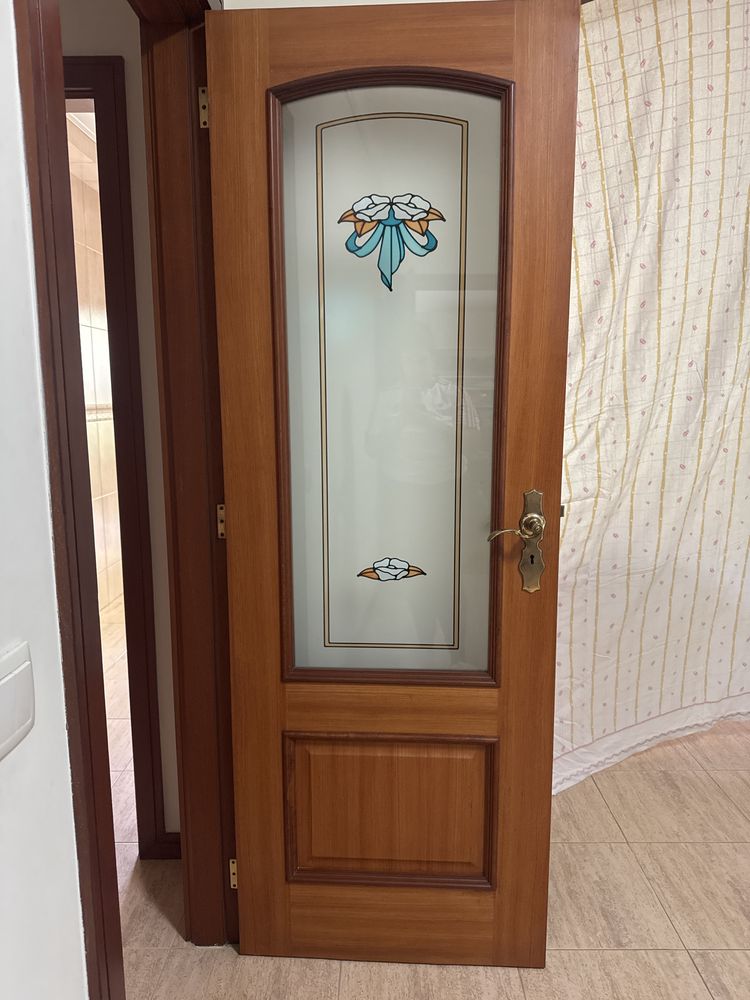 Porta interior de madeira com vidro decorativo