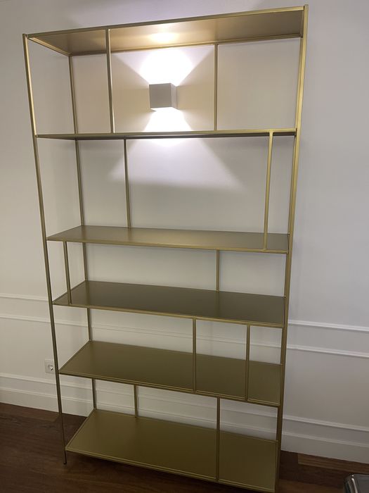 Estante de metal dourado