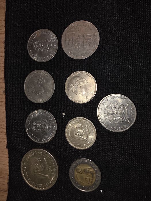 Moedas difrentes escudos