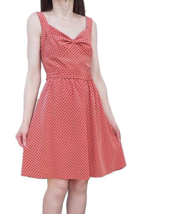 36 Sukienka koralowa w czarne groszki wiązana styl vintage retro Oasis