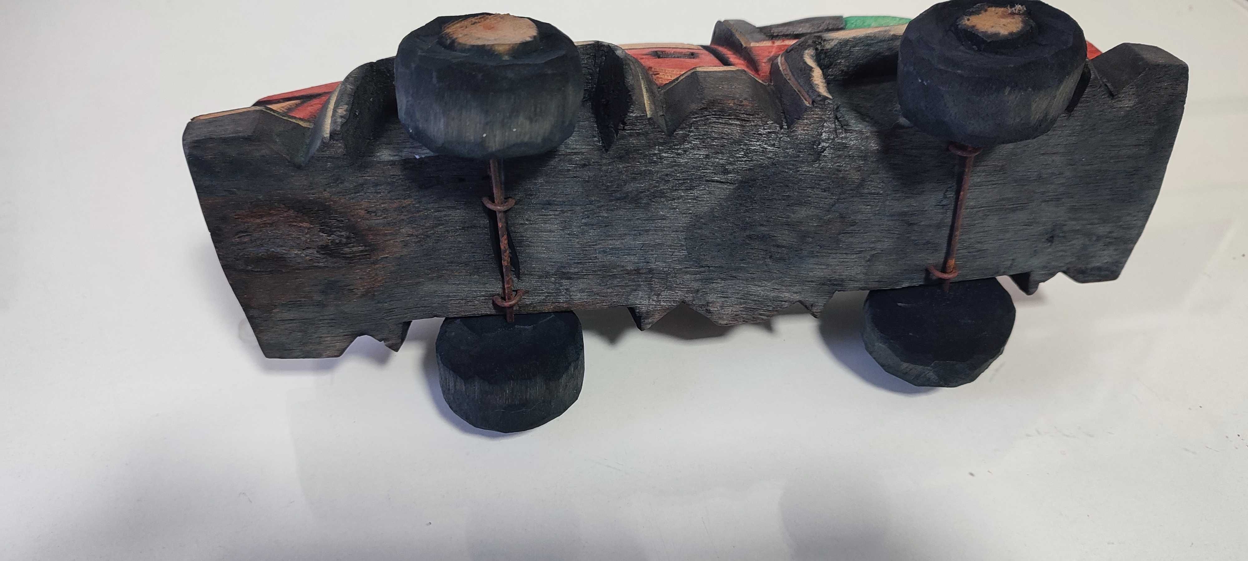 Carro de madeira, esculpido à mão em África