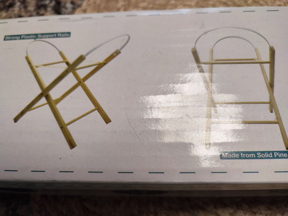 Suporte em madeira para alcofa de bebé