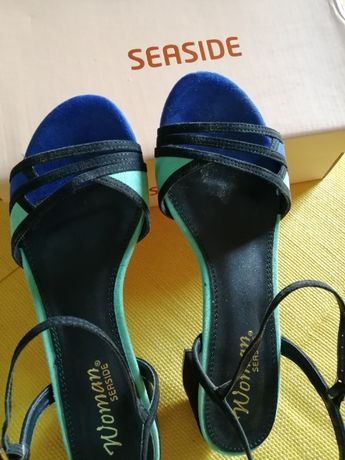 Sandália azul de senhora
