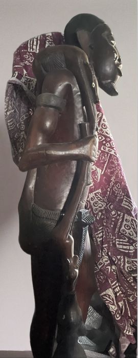 Esculturas africanas em madeira maciça