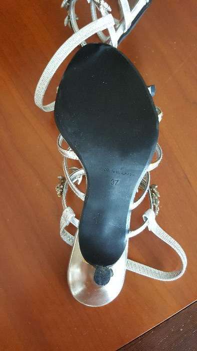 Sandálias em cor prata