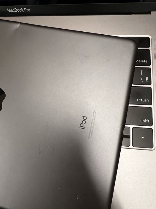 Продам планшет розбитий apple iPad 9th generation 32gb lte 3G a2603