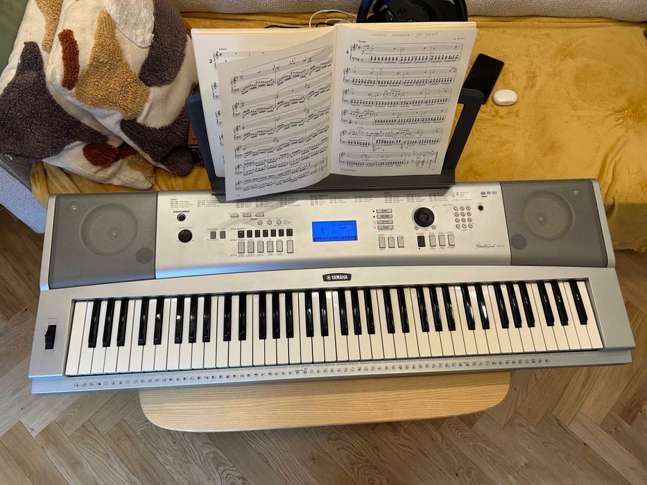 Yamaha DGX220 keyboard