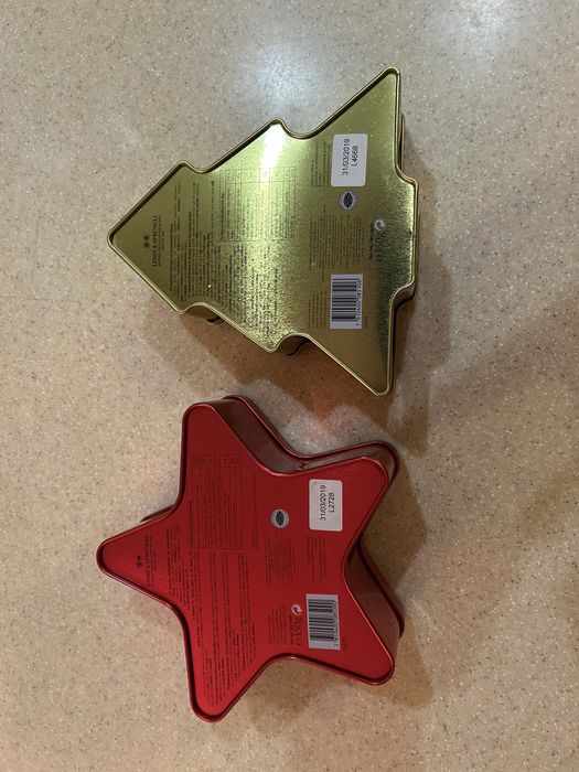 Рождественские жестяные коробки.