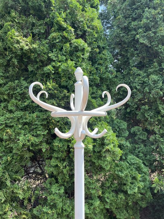 biały drewniany wieszak stojak na ubrania