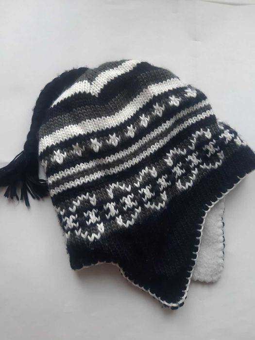 Шапка жіноча молодіжна в'язана чорна з білим орнаментом