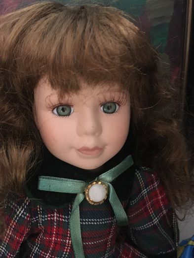 Stara lalka w szkockim stroju