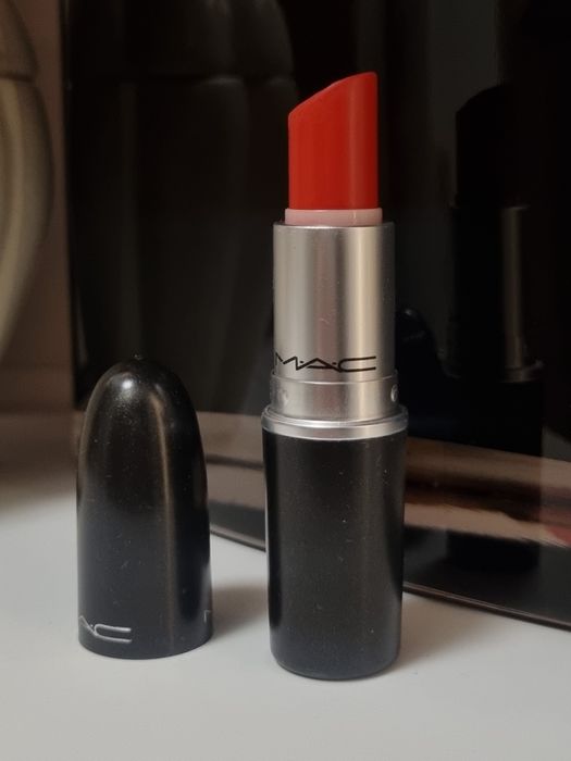 MAC cosmetics matte lipstick 615 so chaud używana