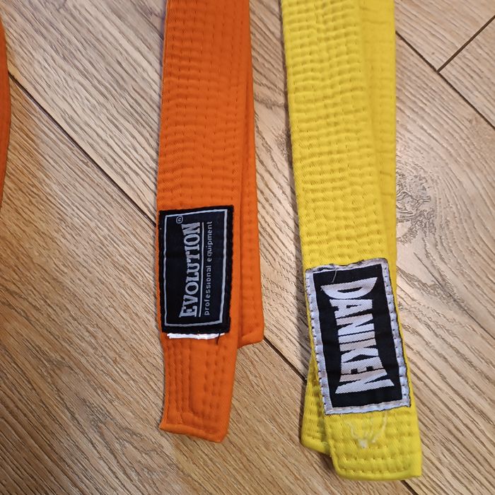 Pas żółty i pomarańczowy sztuki walki karate judo