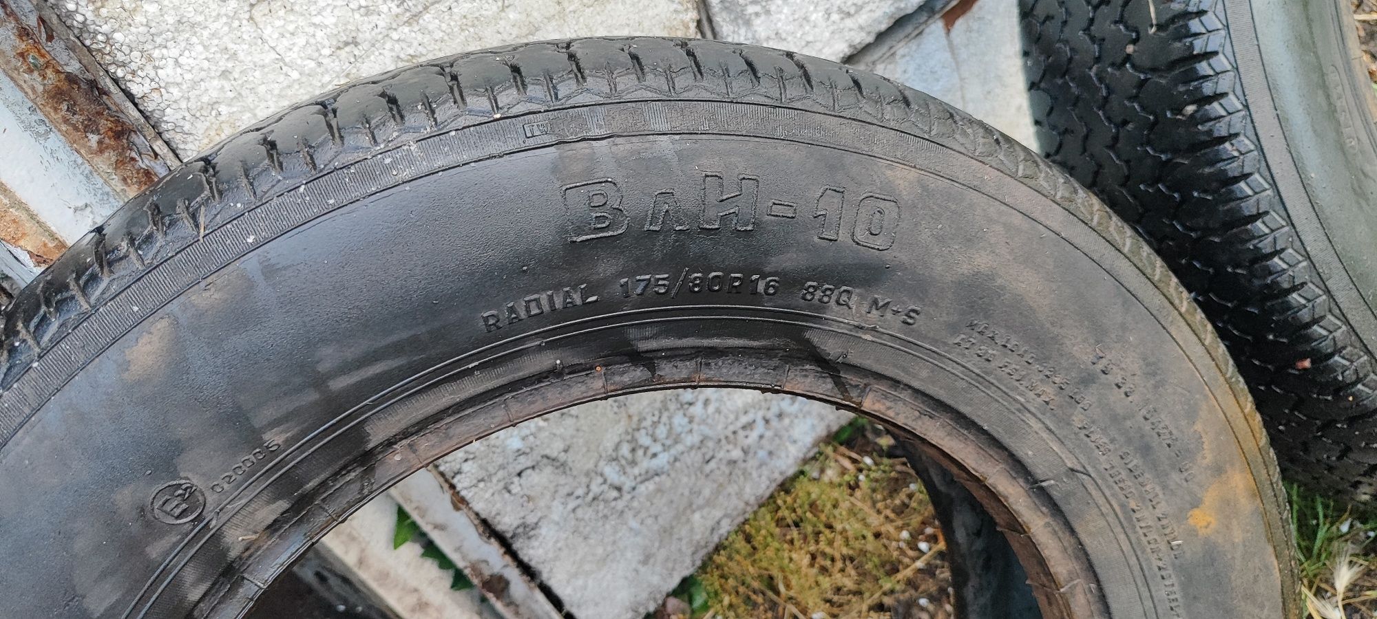 Продам резину на ниву