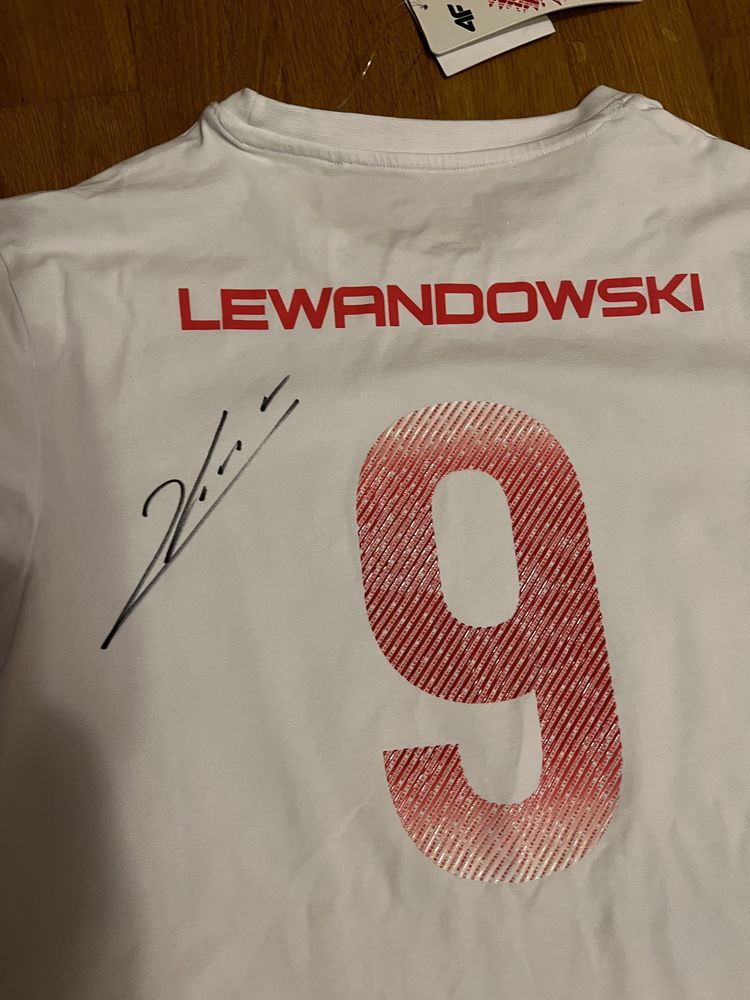 Koszulka z autografem Roberta Lewandowskiego 9