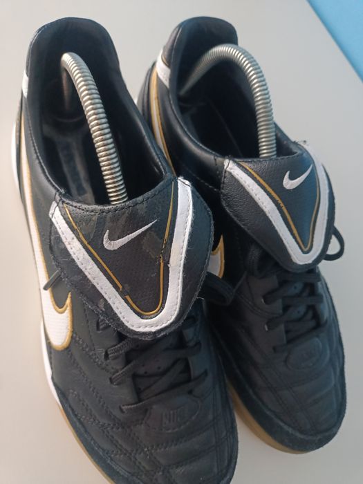 Buty piłkarskie halówki Nike Tiempo mystic 2010
