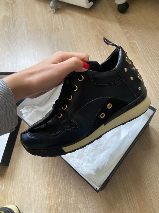 Ténis da marca Moschino