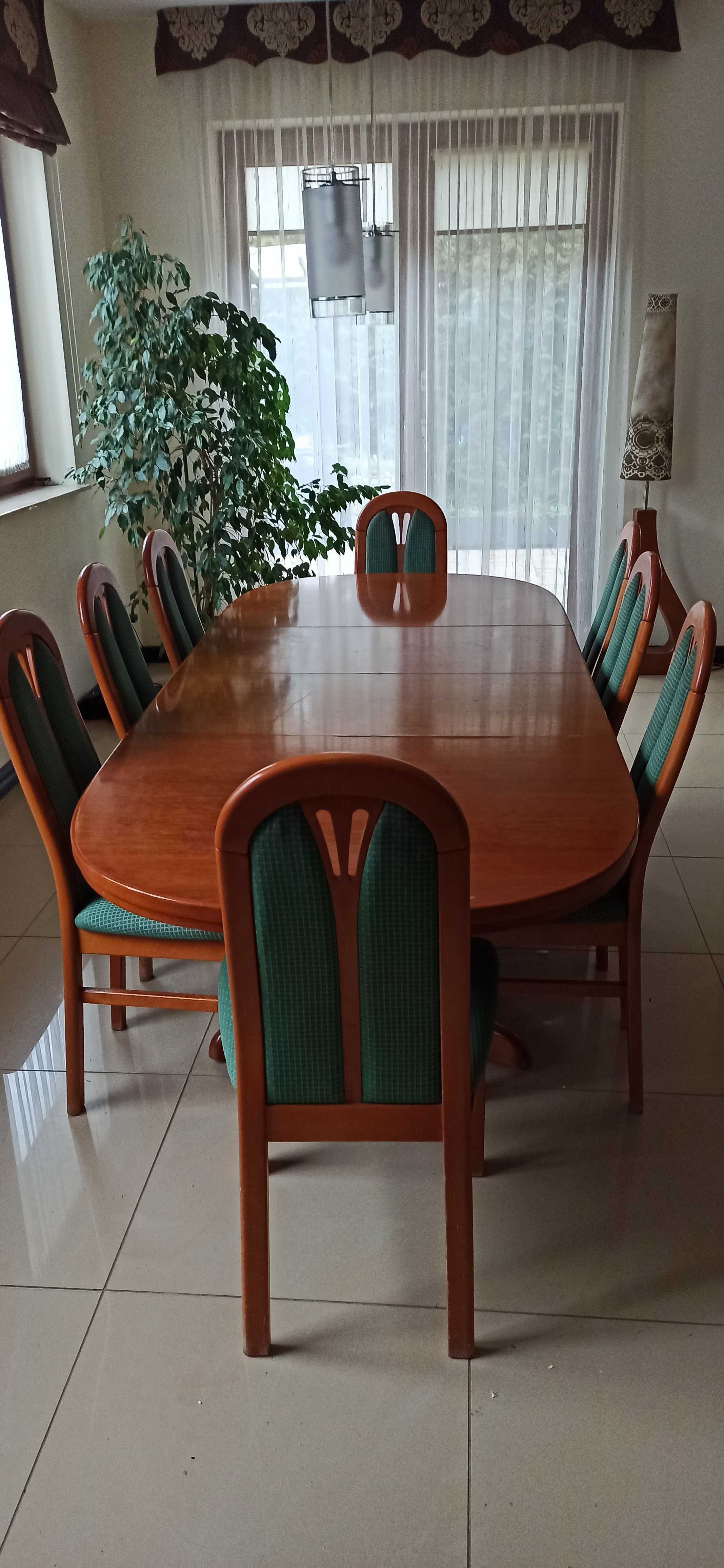 Sprzedam solidny, drewniany stół w kolorze czereśni w dobrym stanie.