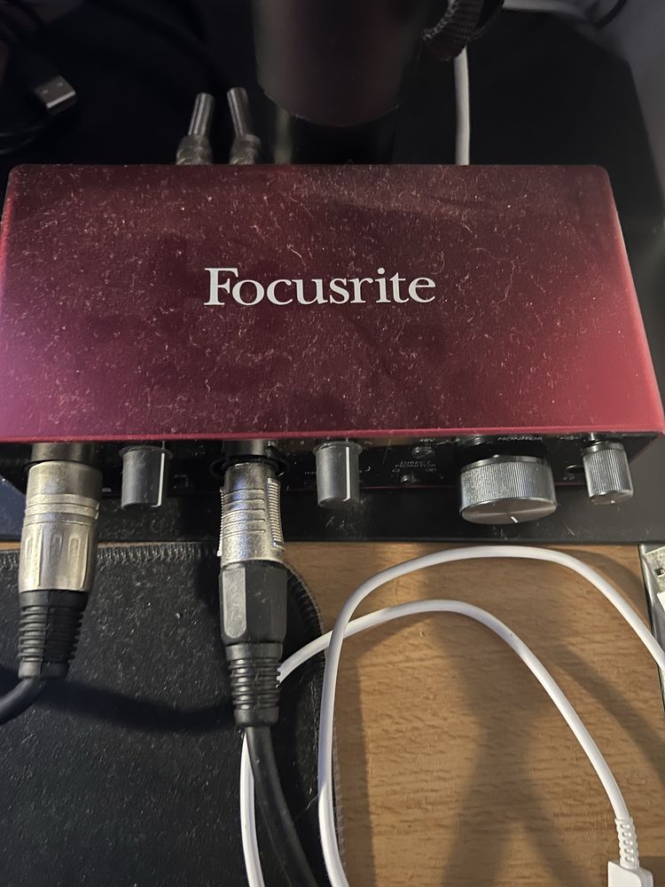 Vendo focusrite scarlett 2i2 + monitores presonus