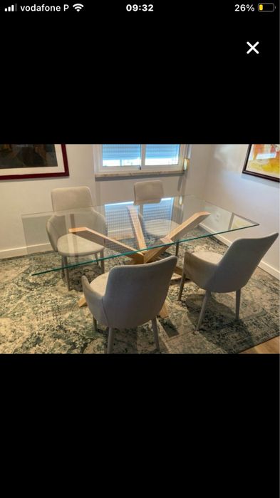 Venda. De mesa com cadeiras e tapete