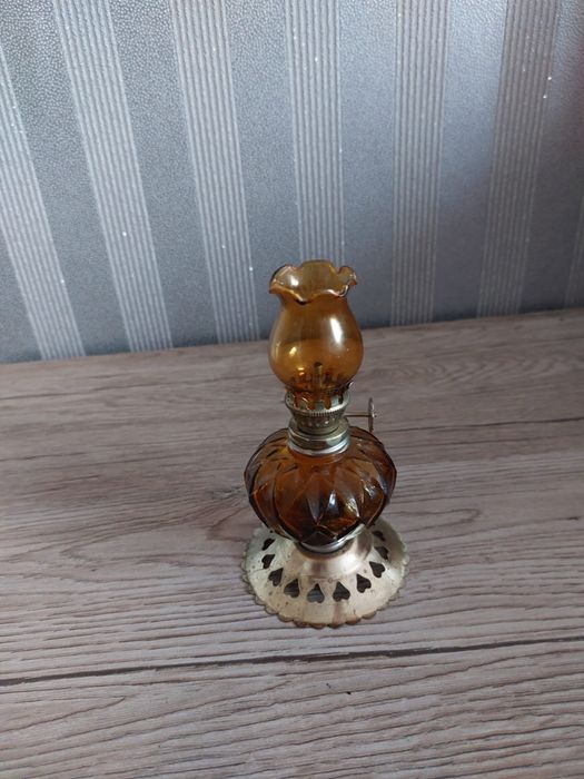 Mała stara lampa naftowa