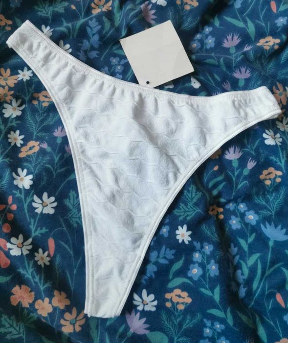 Białe majtki stringi/thongi