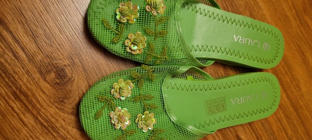 Nowe klapki zdobione cekinami 39