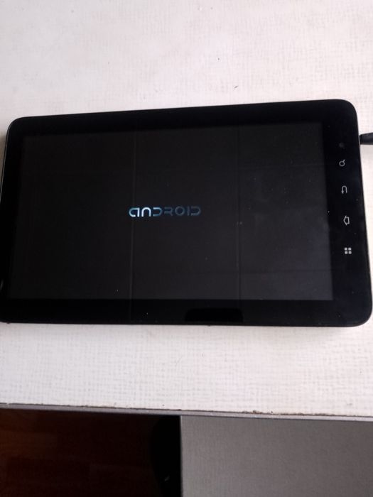 Планшет Андроїд з блоком живлення