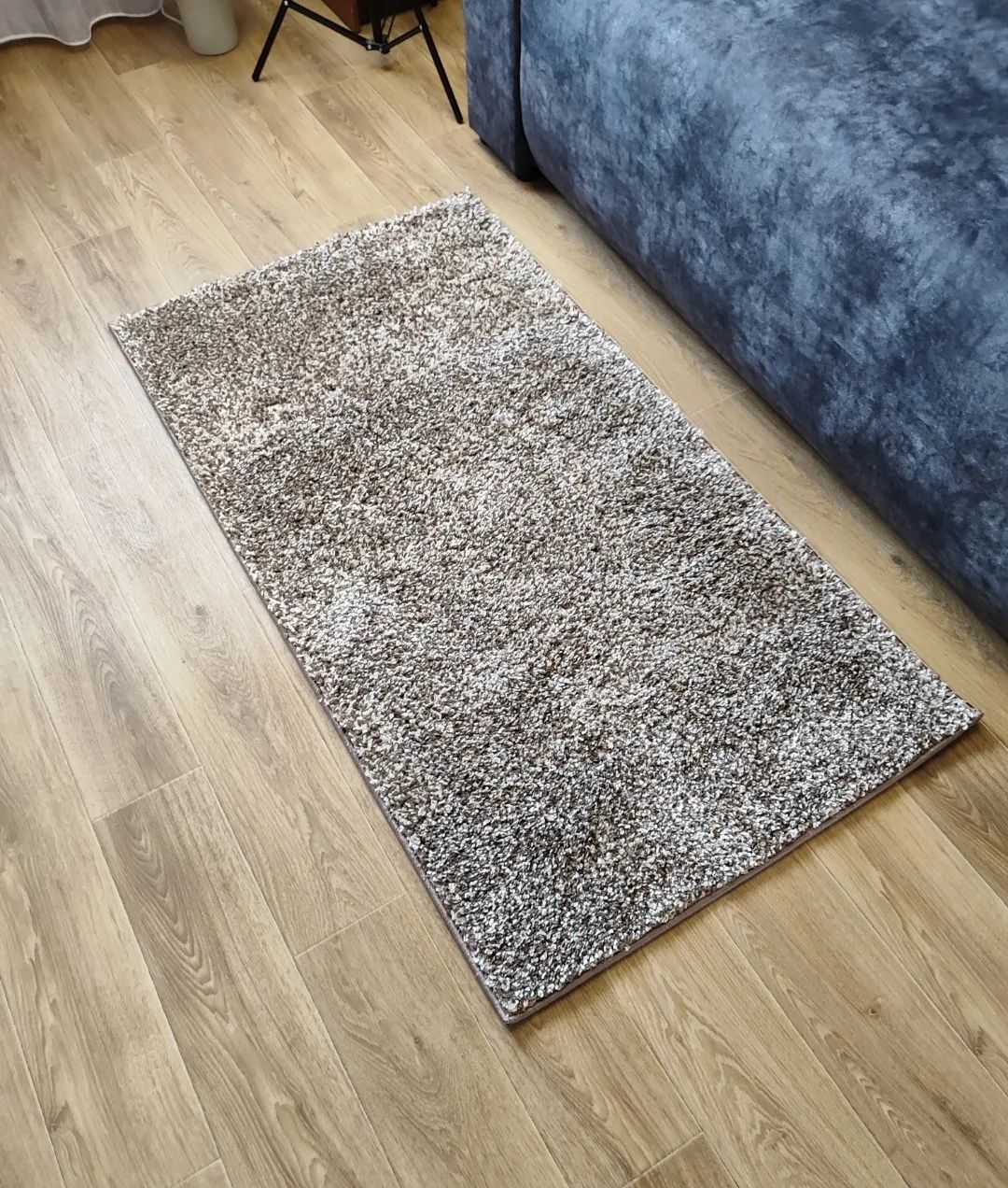 Пухнастий килим на підлогу
