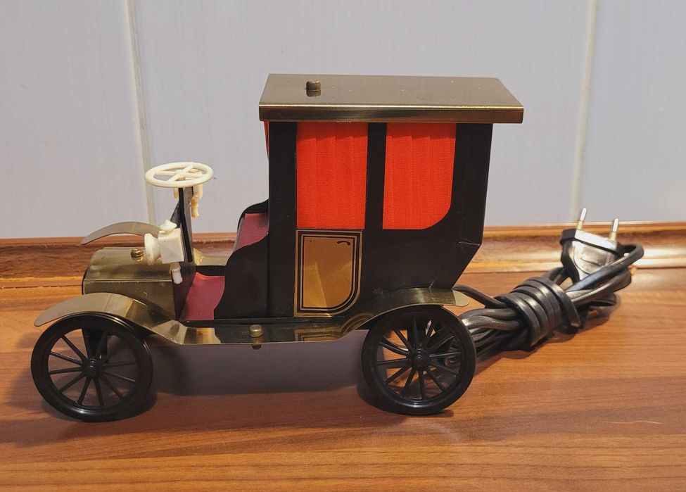 Stara lampka.Blaszany metalowy samochód vintage retro PRL. Nowa