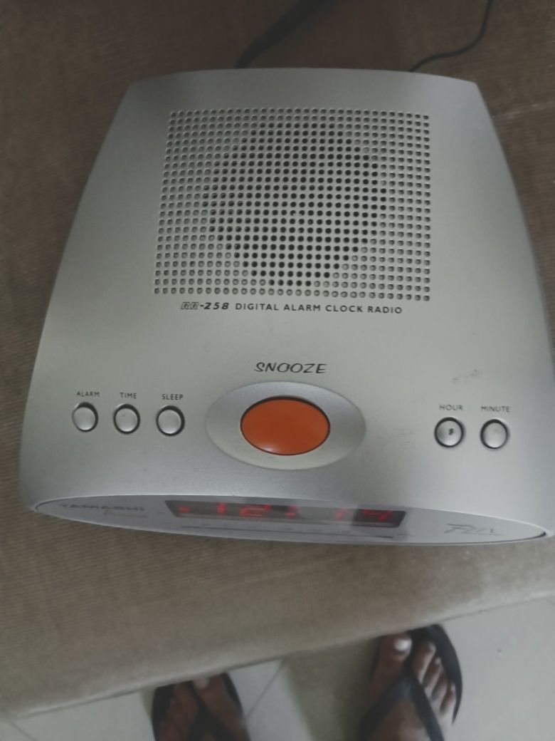 Vendo rádio despertador usado.