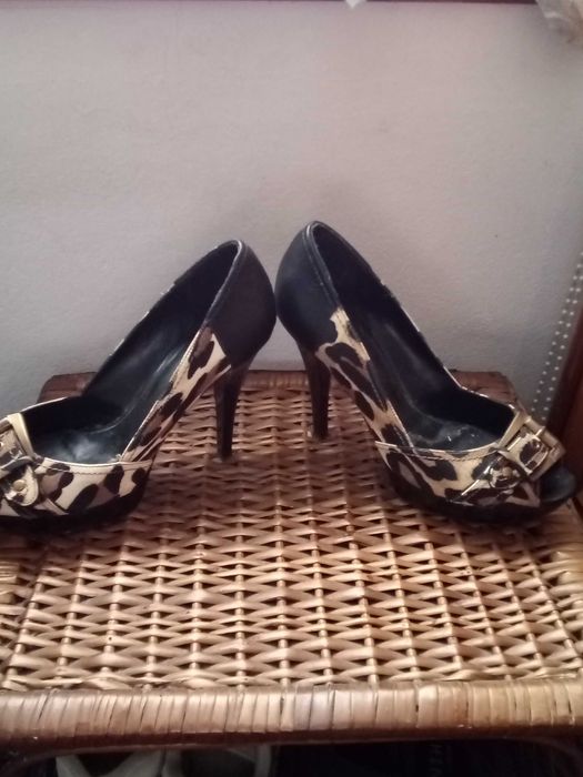 Sandálias de salto alto marca Guess