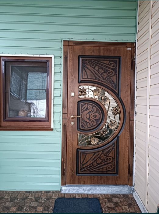 Продаж окремо стоячого будинку зі зручностями і ремонтом .