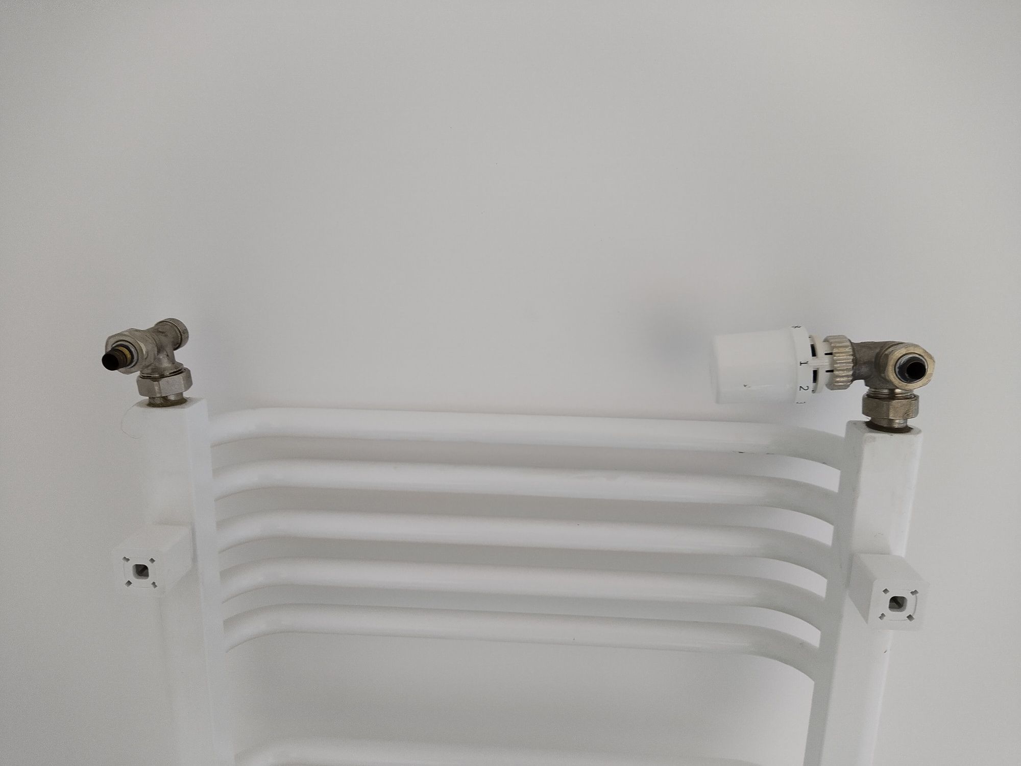 Grzejnik łazienkowy Ales 1220/500 biały + zawory + termostat Honeywell
