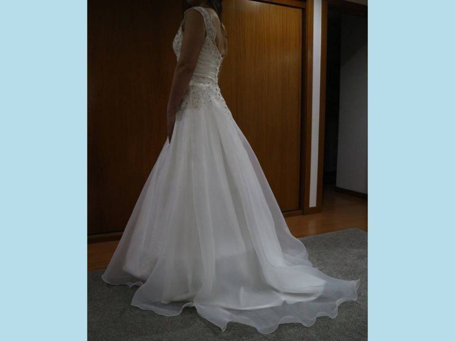 Vestido de Noiva Drapeado cintado com brilhantes