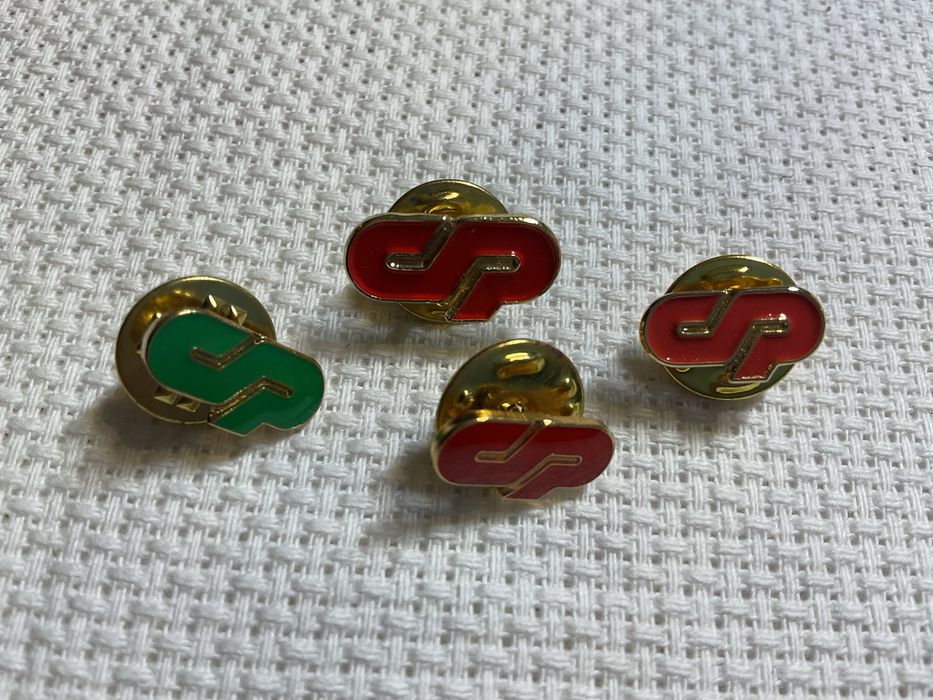 Vários conjuntos de pins, politicos e outros