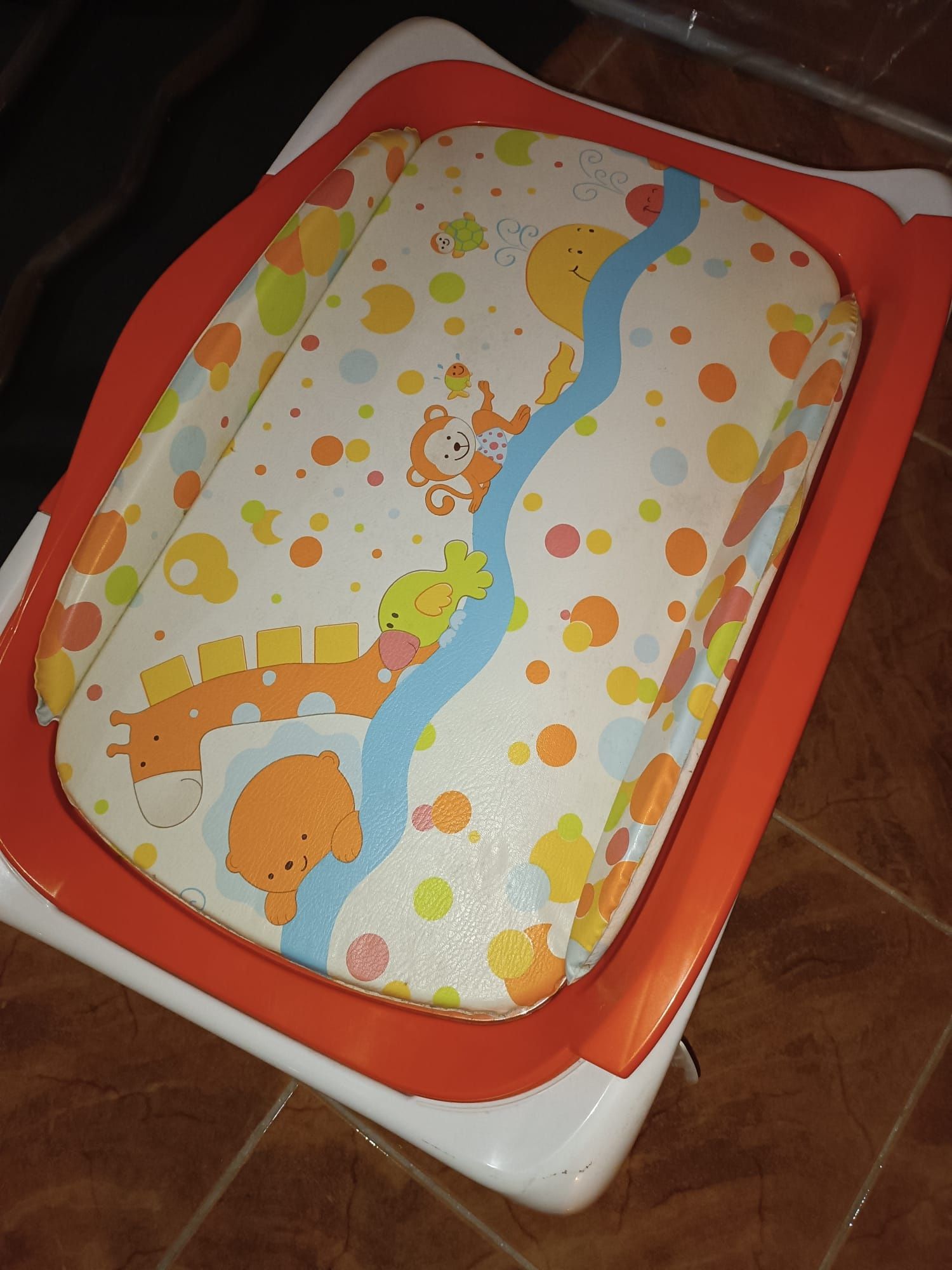 Banheira com trocador de fraldas