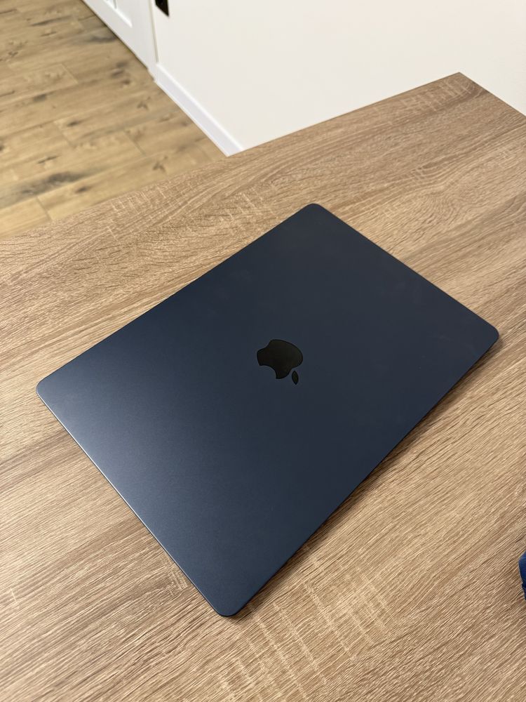 Macbook Air M3 2024 року. 16/512. Екран 15. 60 циклів. Практично новий