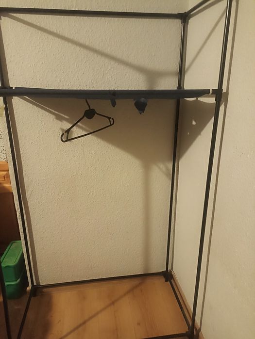 Szafa garderoba z metalowych rurek