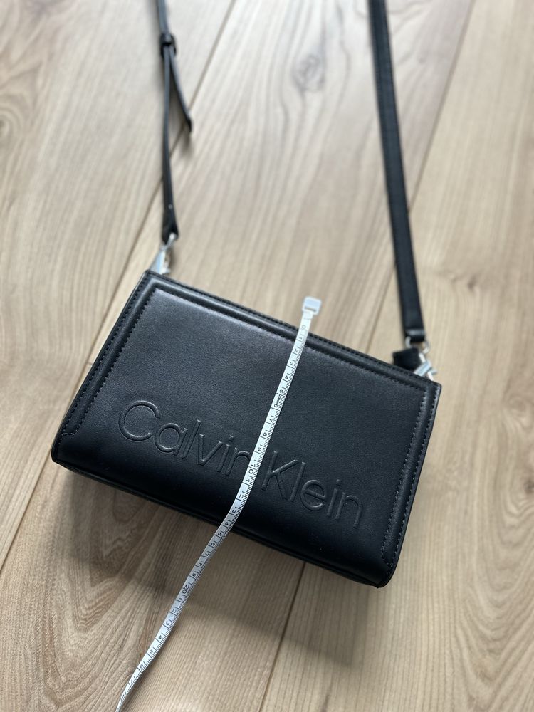Czarna mała torebka kopertówka Calvin Klein CK eko skóra