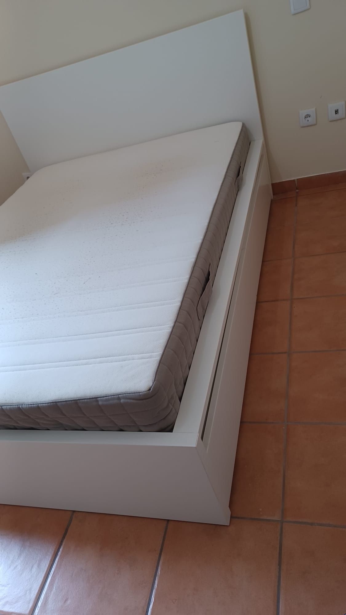 Vendo cama com pouco uso e em muito bom estado
