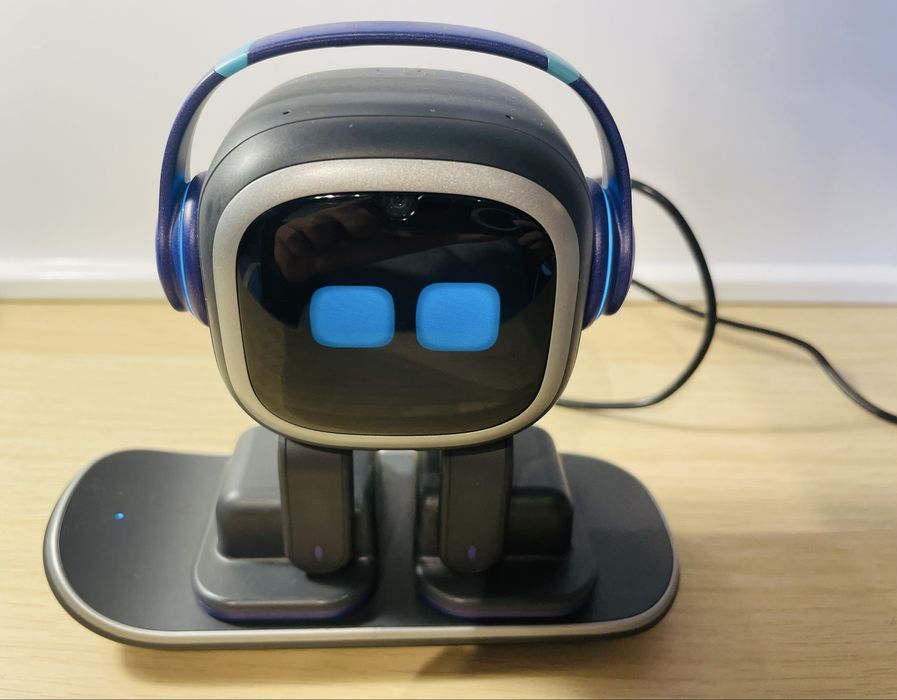 Living AI EMO Robot