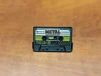 Przypinka, pin, do plecaka, na ubrania Kaseta Maxell Metal