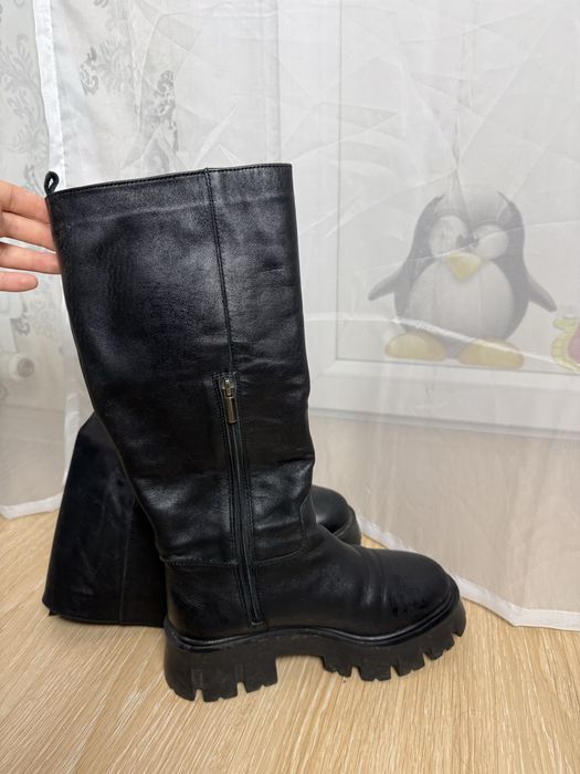 Высокие кожаные сапоги