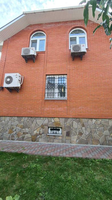 Статний якісний цегляний будинок в центрі міста Бровари